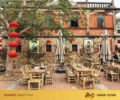 古厝庭院，竹椅闲叙旧时光