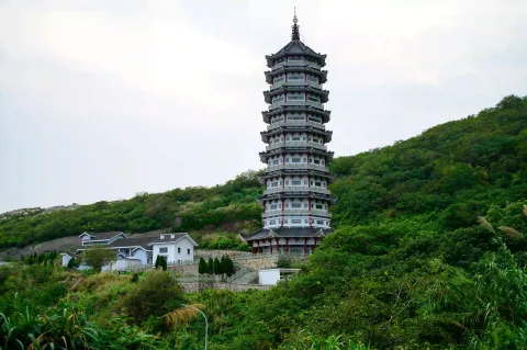 洋山陵塔矗立