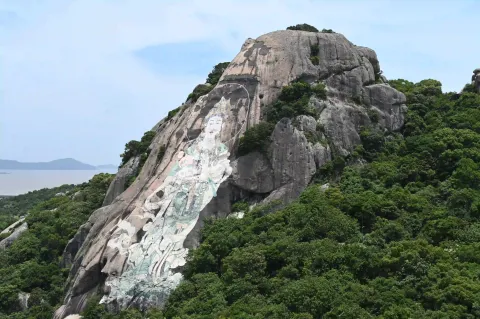 观音彩绘立像