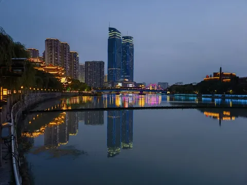 即将天黑下的灯光