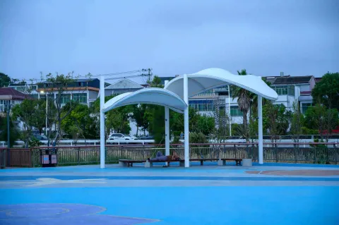 岸边小亭
