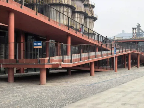 朱红色架空廊道