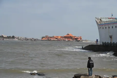 隔海相望洛伽寺