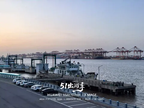 码头停靠的客轮及停放的汽车