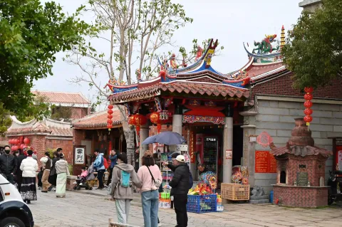 古村街巷，烟火与香火共生
