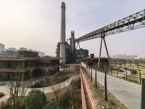 输送桁架、高大烟囱与老旧高炉矗立眼前