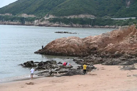 礁石滩赶海游玩的游人