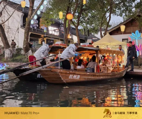 挂满暖灯的摇橹船