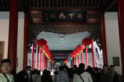 熙熙攘攘的游人