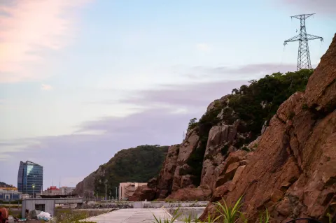 黄昏下的海岸岩壁