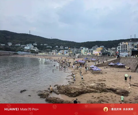 暮色下的海边依旧烟火喧嚣
