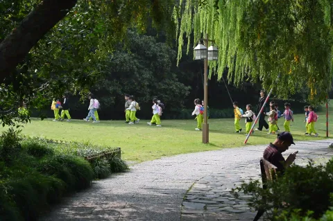 湖畔孩童研学行