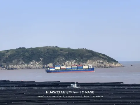 光伏与远处行驶的集装箱货轮