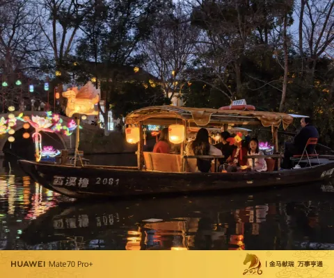游客乘船赏夜景