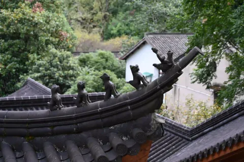 屋脊上的小兽雕塑