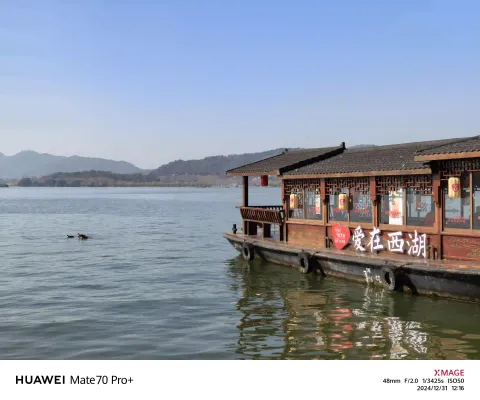 碧水湖光，画舫泊岸