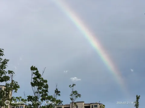 阵雨过后，一道彩虹斜挂天边