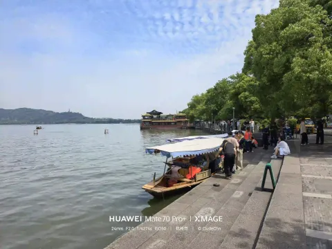停靠岸边的手摇船