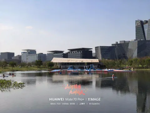 远处湖面皮划艇