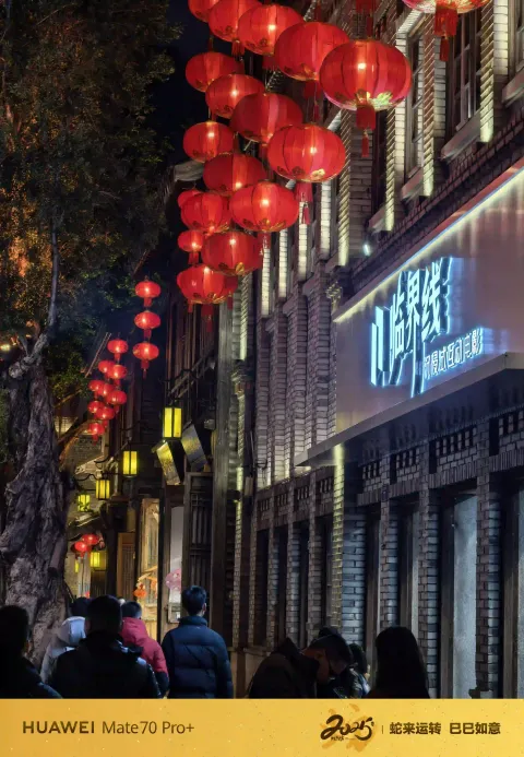 一串红灯照古巷