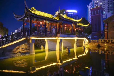 夜晚的青莲桥
