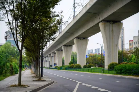 轨道交通高架与城市道路