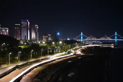 舟山临城夜晚海岸边的景色