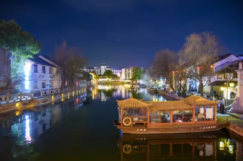 夜晚青莲桥前的河景