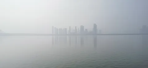 雾气中钱塘江对岸的亚运村