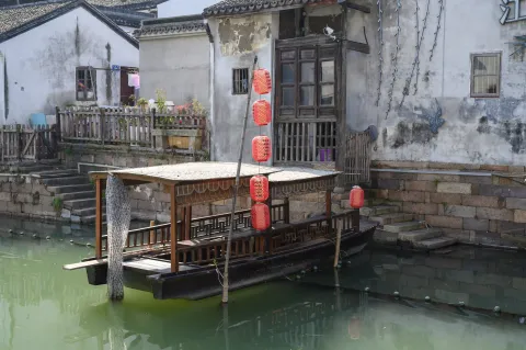 架立在河面上的小船