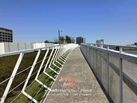 白色护栏景观步道