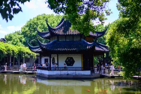碧水环亭，绿树成荫