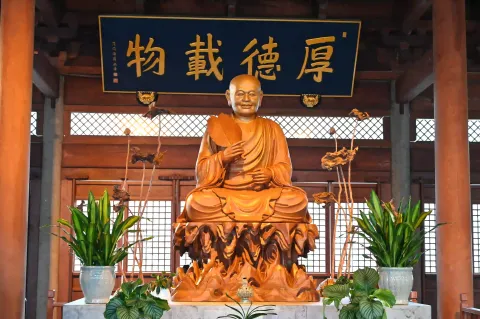 济公金身塑像