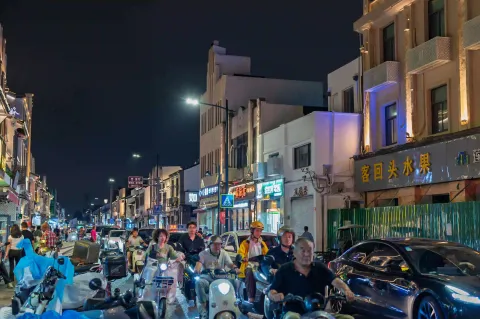 西中市闹市街景