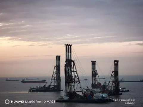 海面上的工程船