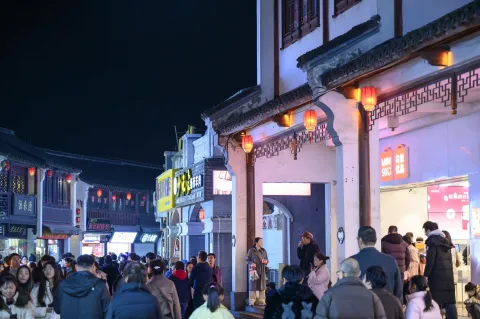 夜间衣裳街拥挤的人流