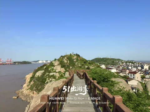 沿着木栈道向前