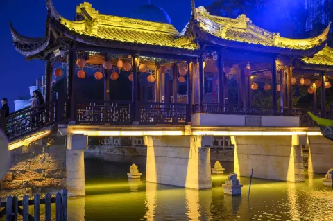 夜间亮灯的青莲桥