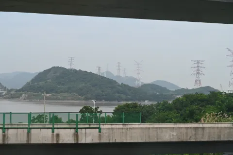 远处小岛上的输电塔