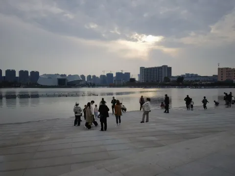 黄昏湖岸时光