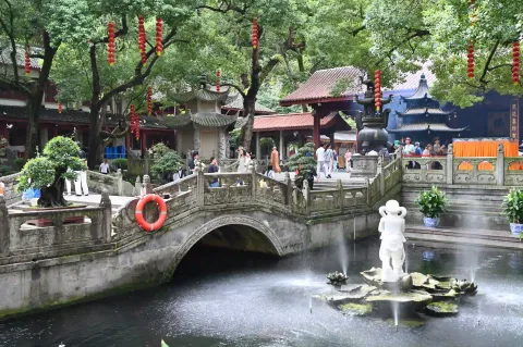 ‌法喜寺园景：古桥流水映禅意