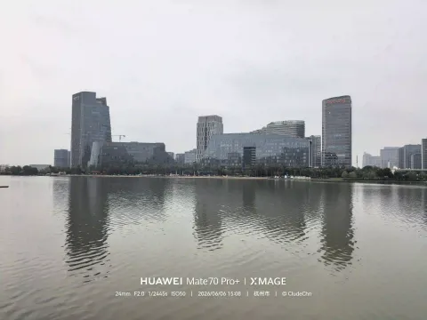 一湖静水，倒映城市楼宇