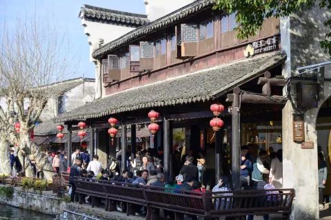 河边走道上的游客