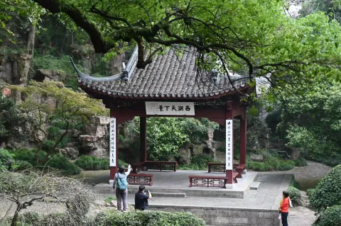 “西湖天下景” 亭台