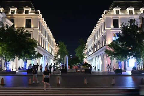 夜间的街头景象