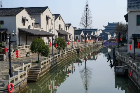 河岸两侧景色