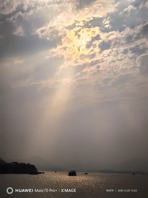 阳光破云而出