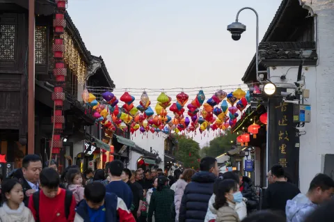 鲁迅故里步行街上的游人