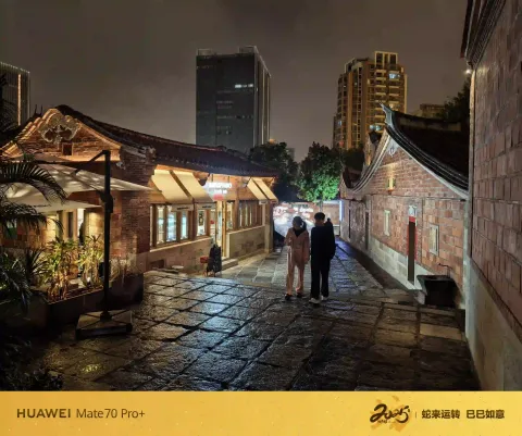 雨夜石板街巷