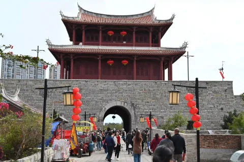 卫城南门